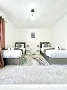 מיטה או מיטות בחדר ב-3 Bedroom House in Rochester Strood with Wifi and Netflix Walking distance to Strood Station