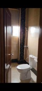 ein Bad mit einem WC und einem Waschbecken in der Unterkunft JAD HOTEL Dschang in Dschang