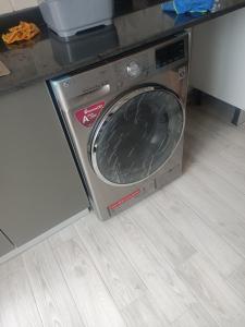 a washing machine sitting in a kitchen next to a counter at Résidence kadicia fernuauvil in Oran