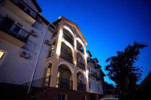 a building with lights on the side of it at Готель River House in Umanʼ