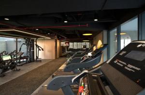 a gym with a row of treadmills and machines at Exclusivo Apartamento con Piscina Bogota in Bogotá