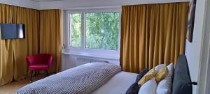 een slaapkamer met een bed voor een raam bij goldenes 1-Zimmer-Appartement Kreuzlingen in Kreuzlingen