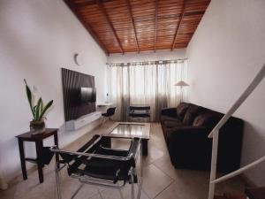 ein Wohnzimmer mit einem Sofa und einem Tisch in der Unterkunft Hermoso Apartamento tipo Loft en Lecheria Anzoátegui in El Morro de Barcelona