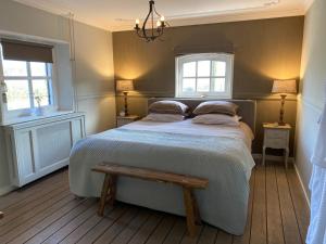 a bedroom with a large bed and two windows at Cassehof in Ospel