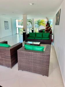 ein Wohnzimmer mit zwei Sofas und einem Weihnachtsbaum in der Unterkunft Mar e Sol Residencial em Jacuma PB in Conde