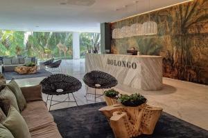 eine Lobby mit einer Couch sowie Tischen und Stühlen in der Unterkunft New 3BR Condo - Oceanview Terrace - Private Beach in Higuera Blanca + 74 Fotos