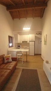 a living room with a couch and a kitchen at CASA EL MIRADOR DE BIBIANA in Hermigua