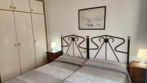 1 dormitorio con 1 cama, 2 vestidores y espejo en Miramar Nautic, en Salou