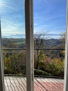 an open window with a view of the countryside at Langhetta's house - Alta Langa in Murazzano
