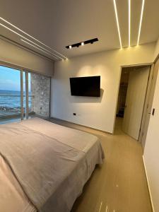 Schlafzimmer mit einem Bett und einem Flachbild-TV in der Unterkunft Cabaña la arenosa in Barranquilla