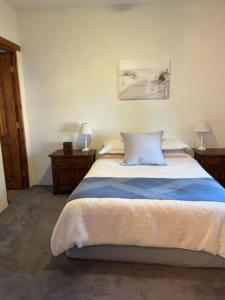 Postel nebo postele na pokoji v ubytování Two roomed private suite in front of cottage