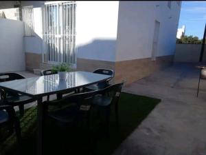 una mesa y sillas en una habitación con patio en Casa en Jerez con patio cerca de la playa y de la sierra, en Jerez de la Frontera