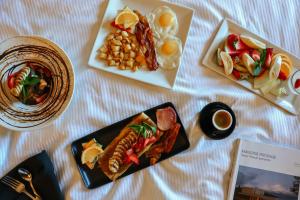 uma mesa com três pratos de comida e uma revista em Hôtel Québec Best Western PLUS Centre-Ville - City Center em Cidade de Quebec