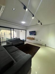 - un salon avec un canapé et une télévision dans l'établissement Appartement marina hammamet, à Hammamet