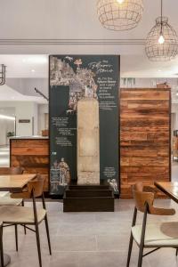 un restaurante con mesas y una pared con un monumento en Hilton London Metropole en Londres