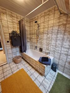 a large bathroom with a tub and a shower at Ferienwohnung in Schnaid in Hallerndorf