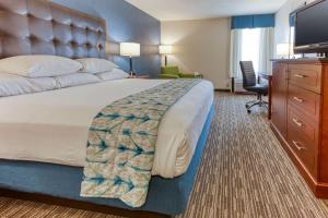 Drury Inn & Suites St. Louis Fenton tesisinde bir odada yatak veya yataklar
