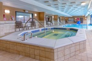 - un bain à remous dans le hall de l'hôtel avec une piscine dans l'établissement Drury Inn & Suites St. Louis Fenton, à Fenton