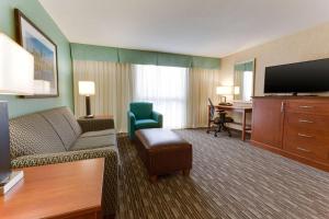 TV a/nebo společenská místnost v ubytování Drury Inn & Suites Birmingham Grandview
