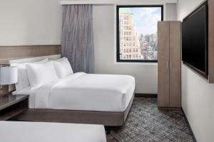 Postel nebo postele na pokoji v ubytování DoubleTree by Hilton New York Times Square South
