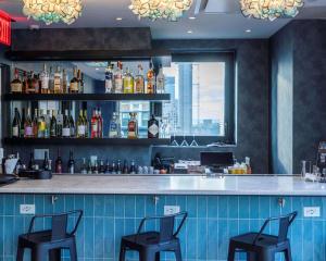 El lounge o bar de DoubleTree by Hilton New York Times Square South