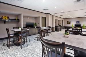 DoubleTree by Hilton Lansing的休息区
