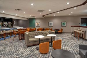 兰辛DoubleTree by Hilton Lansing的配有沙发和桌椅的候诊室