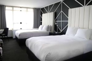 um quarto de hotel com duas camas e uma janela em Hotel NoMa, Trademark Collection by Wyndham em New Rochelle