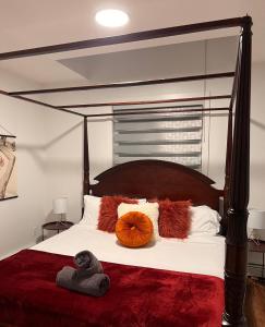 Una cama con calabaza y animales de peluche. en Hot Arabaian NightsCornerPNHSEkingWifiU/G en Edmonton