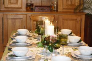 - une table avec des assiettes, des verres de vin et des bougies dans l'établissement Bubela finca, à Pontevedra