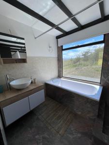 Kamar mandi di Villa Skape - Finca Villa Carolina