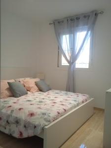 Ένα ή περισσότερα κρεβάτια σε δωμάτιο στο Casa en Jerez con patio cerca de la playa y de la sierra