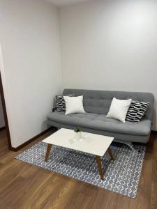 a living room with a couch and a coffee table at Excelente ubicación y cómoda estadía in La Paz