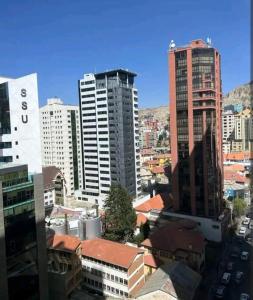 - une vue sur une ville avec de grands bâtiments dans l'établissement Excelente ubicación y cómoda estadía, à La Paz