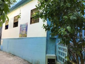 un edificio con un albero di fronte di Ita do Mar a Morro de São Paulo