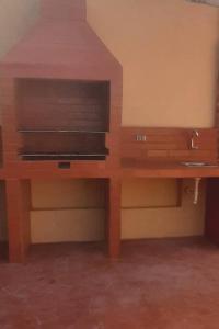 drewniany stół z telewizorem na górze w obiekcie Villa remodelada con Jacuzzi w mieście La Libertad