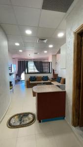 ein Wohnzimmer mit einem Sofa und ein Wohnzimmer mit in der Unterkunft Luxe Studio Sea View in Oran