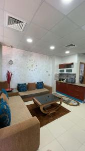 ein Wohnzimmer mit einem Sofa und einem Tisch in der Unterkunft Luxe Studio Sea View in Oran