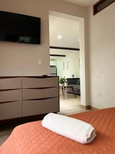 1 dormitorio con 1 cama y TV de pantalla plana en la pared en Guest House en Polanco, en Ciudad de México
