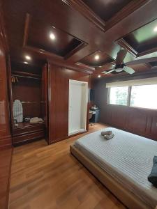 1 dormitorio con 1 cama y ventilador de techo en Guest House en Polanco, en Ciudad de México