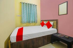 Een bed of bedden in een kamer bij OYO Flagship F Three Hotel