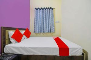 Een bed of bedden in een kamer bij OYO Flagship F Three Hotel