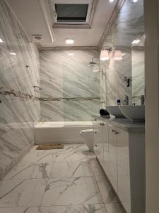 y baño con bañera, lavabo y aseo. en Guest House en Polanco, en Ciudad de México