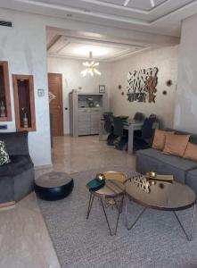 ein Wohnzimmer mit einem Sofa und einem Tisch in der Unterkunft luxury house with garden view close to beach in Casablanca