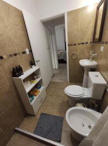 a bathroom with a toilet and a sink at Bauhaus departamento centro in Córdoba