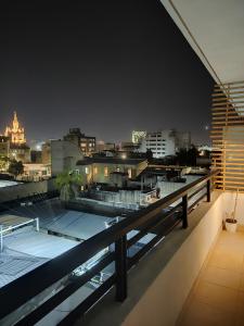a view of a city at night from a balcony at Bauhaus departamento centro in Córdoba