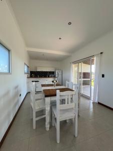 - une cuisine et une salle à manger avec une table et des chaises dans l'établissement Casa quinta con entorno rural, à Chacabuco