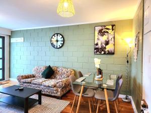 uma sala de estar com um sofá e uma mesa em CQN's em Wellington