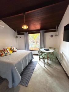 - une chambre avec un lit, une table et une fenêtre dans l'établissement Studio 6, à Búzios