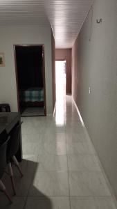 um quarto vazio com uma televisão e um corredor em Sua casa completa em Viçosa do Ceará em Viçosa do Ceará